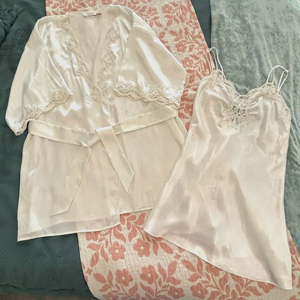 VTG Gold Label Victoria's Secret Satin and Lace Peignoir Set with Tulle Back!!!✨